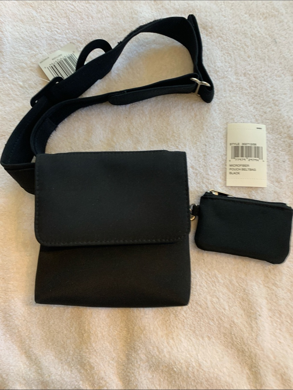 New Mundi Microfiber Pouch Beltbag in black. Perfect for travel or running.